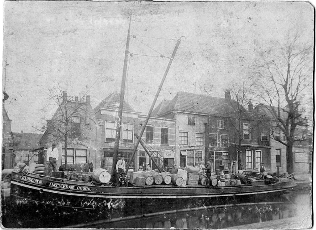 Beurtvaart: Bargedienst Amsterdam-Gouda, ca 1920, op het nu gedempte Nonnenwater (foto: archief T.C. de Hoog)