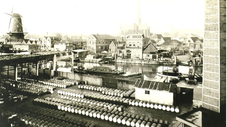 De bevoorrading van de Kaarsenfabriek ging per schip via de Turfsingel  (foto: archief Wim de Groot, bron: Schipperen - Zeven eeuwen tussen IJssel en Gouwe)
