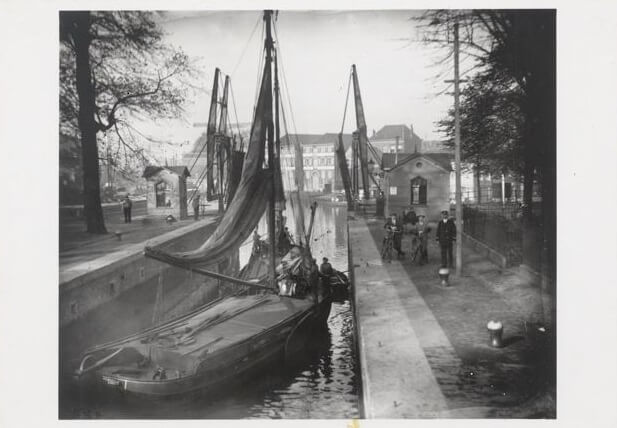 Mallegatsluis, ca 1930 met oud zeilscheepje foto Streekarchief Hollands-Midden, Gouda