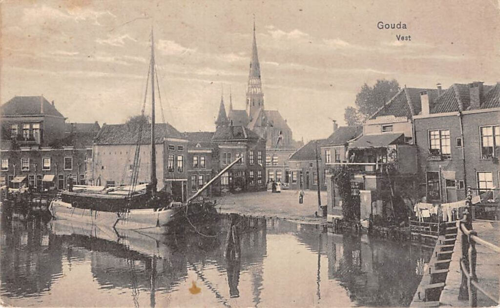 Museumhaven, Bogen en Vest 1908. Tjalk met turf en deklast-foto-uit collectie Oud Gouda en HouseOfCards