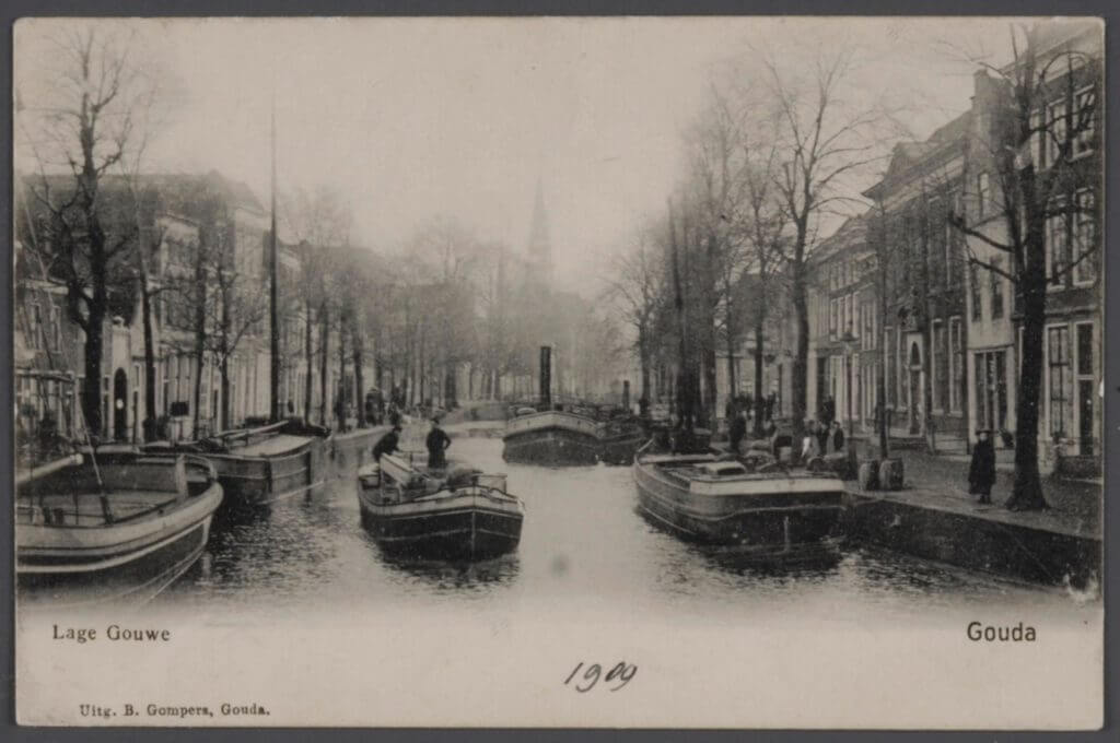 Schepen op de Gouwe, 1909. Gezien met de rug naar het Amsterdams Verlaat (foto uit Streekarchief Midden-Holland, Gouda)
